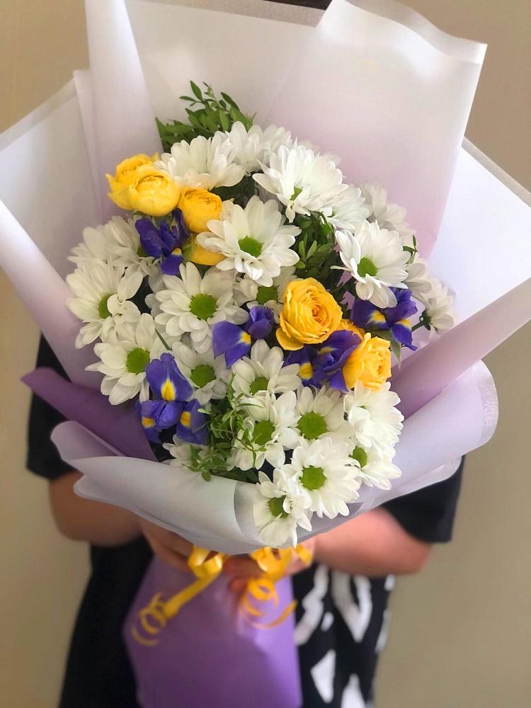 Букет цветов из: Ирисы, Хризантемы и Розы в Стрелецкое