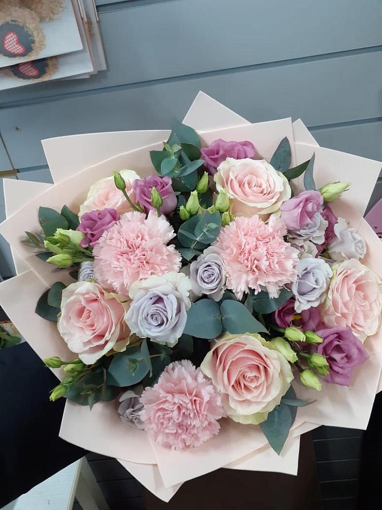 Букет цветов из: Розы, Гвоздики и Лизиантусы в Стрелецкое